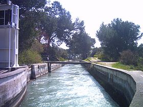 Le canal de Marseille à la sortie de l'aqueduc de Roquefavour