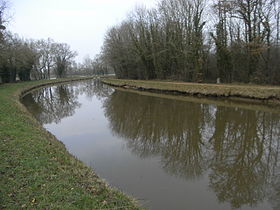 Le canal de Nantes à Brest en Loire-Atlantique, avec borne kilométrique 37 et parallèle à la rivière Isac.