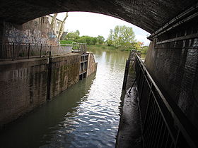 Le canal de Montech à sa confluence avec le Tarn