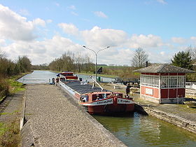 L'écluse de Noyelles-sur-Escaut sur le canal de Saint-Quentin