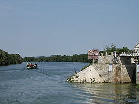 La Saône et l'embouchure du canal Rhin-Rhône à Saint-Symphorien-sur-Saône (Côte-d'Or).