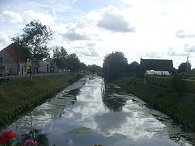 Le canal sortant de Bergues au niveau de Hoymille