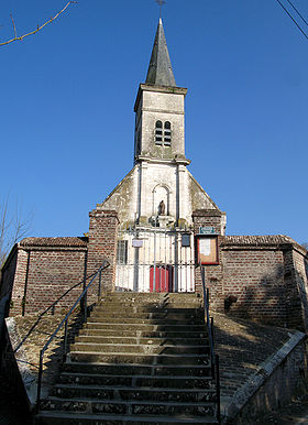 Un escalier raide mène au cimetière et à l'église.