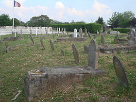 Anciennes tombes devant le carré militaire.