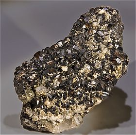 Cassitérite — Mines de Panasqueira, Portugal — (8,2 × 5 cm)