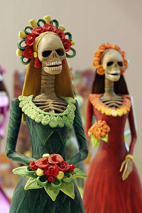 Statuette squelette d’une dame indigène de la haute société, inspirée de la Calavera Garbancera créée en 1912 par José Guadalupe Posada dite « Catrina », devenue une des figures populaires de la fête des morts au Mexique.