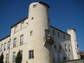 Le château de Plauzat, qui abrite la mairie
