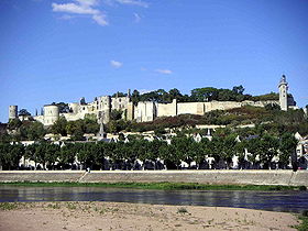 Vue du château de Chinon de la rive gauche de la Vienne, avant la restauration de 2006-2009