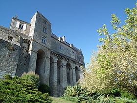 Le château des Sires de Pons (XVIIe) abrite l'hôtel de ville.