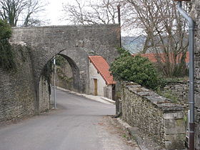 ponts au-dessus d'une rue depuis le parc du château