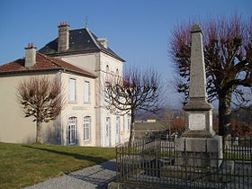 Mairie et monument aux morts de Chamberaud.