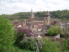L'abbatiale Sainte-Valérie et le village de Chambon-sur-Voueize.