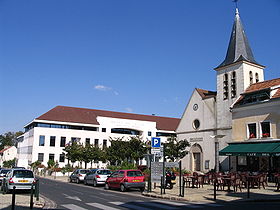L'église et, derrière, l'hôtel de ville de Champs-sur-Marne