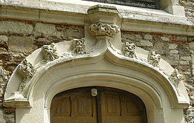 Fronton de la porte d'entrée