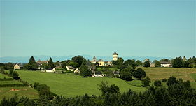 Le bourg de la Chapelle-Saint-Géraud, et les Monts du Cantal en arrière-plan (cliquez pour agrandir)