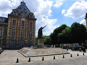Au premier plan la place Arthur Dussault et la statue d'Henri IV et au deuxième plan l'hôtel de ville de Charenton-le-pont
