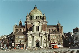 Église Saint-Christophe vue de la place Charles II.