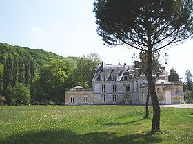 Le château d'Acquigny, de la grille du parc.