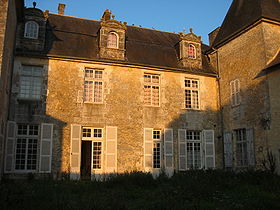 La cour du château de Bois-Charmant avant rénovation