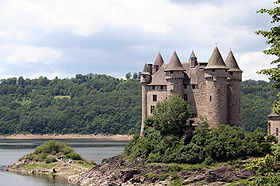 Château en bordure du lac de Bort-les-Orgues