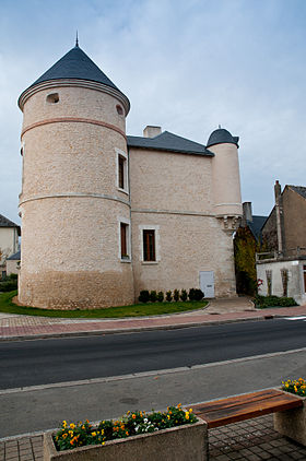 Chateau d'Ouzouer le marché, vu de la place des écoles.
