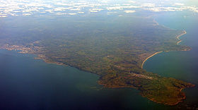 Image satellite du cap de la Hague (en bas à droite) avec Cherbourg (à gauche).