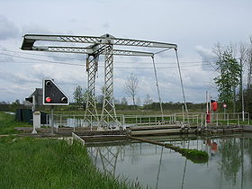 Le pont levis sur le canal, à Cheuge (Côte-d'Or)