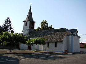 Église et place du village au centre de la commune