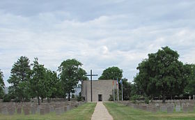 L'ossuaire et une partie du cimetière.