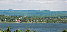 Vue sur le sud de Magog depuis le lac Memphrémagog