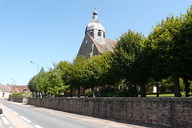 Vue sur l'église d'Urçay et son clocher.