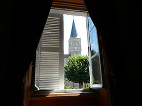 Le clocher de l'église vu par une fenêtre ouverte