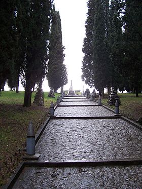 Allée bordée de cyprès conduisant à la colonne érigée en mémoire des morts de toutes les guerres.