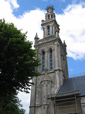 Le clocher de la basilique sans la statue mariale