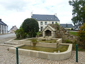 La fontaine moderne et, à l'arrière-plan, la mairie