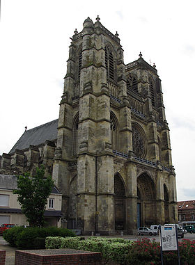 L'abbatiale Saint-Pierre, dont la construction fut amorcée en 1520, est aujourd'hui amputée de son chœur suite à la vente des biens ecclésiastiques sous la Révolution.