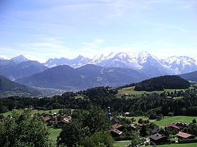 Le village de Cordon au premier plan avec la chaîne du Mont-Blanc en arrière-plan.