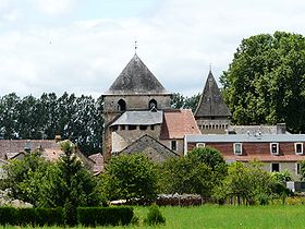 Le clocher de l'église Saint-Martin et une tour du château de Conty au-dessus des toits du bourg