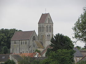 Le village et l'église Saint-Julien de Courville.