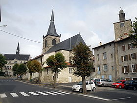 L'hôtel de ville (gauche), l'église Saint-Caprais (milieu), le donjon (droite).