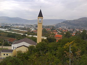 Vue de Tasovčići avec l'église Saint-Jean-Baptiste