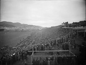 Foule regardant un match de rugby à l'Athletic Park vers 1930