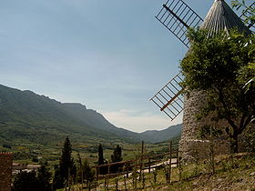 Le moulin surplombant le village et remis en exploitation en 2006