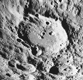 Cratère vu depuis Apollo 17 le 12 décembre 1972[1].