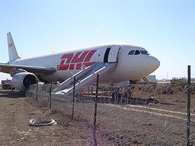 L'Airbus A300 de DHL après son atterrissage sans commandes hydrauliques et sa sortie de piste