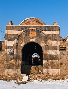 La vieille porte de pierre (Darvāzeh sangi) du bazar de Khoy.