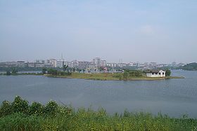 Une vue générale de la ville de Daye et le lac Daye