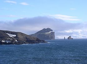 Neptune's Bellows est à gauche, l'île Livingston au centre et les minuscules îles Sewing-machine Needles (« aiguilles de machine à coudre ») à droite. Janvier 2003.