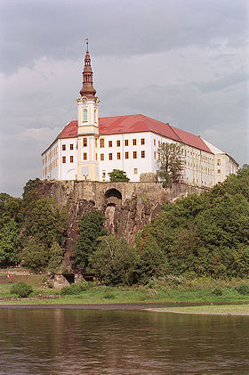 Château de Děčín dominant le cours de l’Elbe