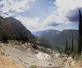 Sanctuaire de Delphes : théâtre et temple d'Apollon.